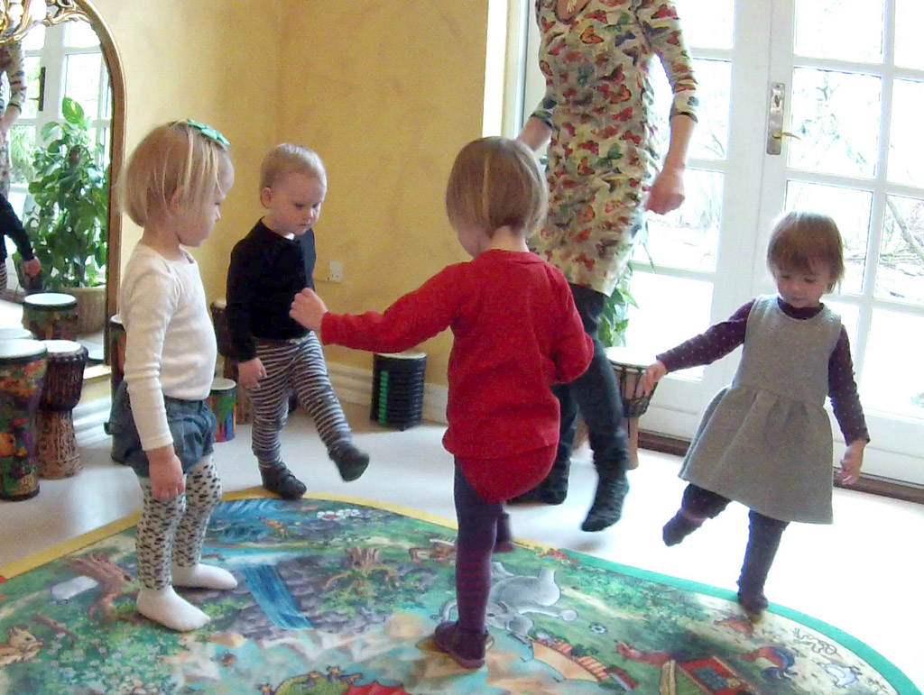 Song, dance and play in kindergarten 